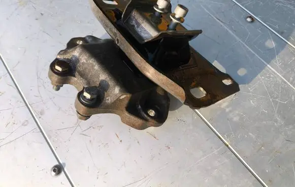 Opel Vivaro Engine mount vacuum valve 