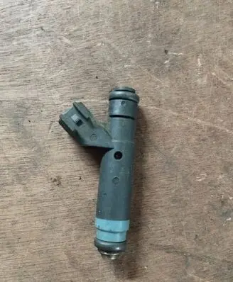 Dodge Durango I Fuel injector 04854181