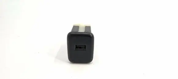 Opel Insignia B USB socket connector 13596807 VWT40018004847H