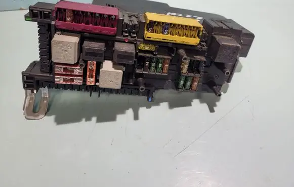 Mercedes-Benz C W204 Fuse module 2049060205 2049019702 2319025101
