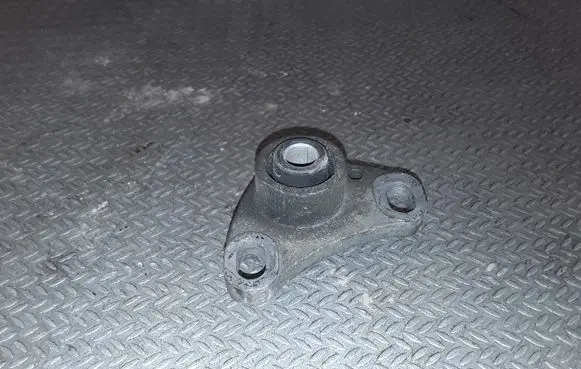 Volvo V70 Engine mount bracket 8666204