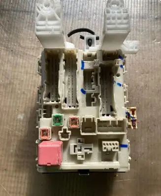 Toyota Avensis T270 Fuse box set 8273005150B