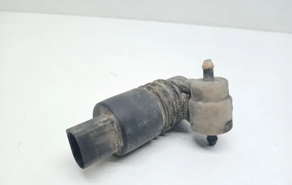 Volkswagen PASSAT B5.5 Windscreen/windshield washer pump