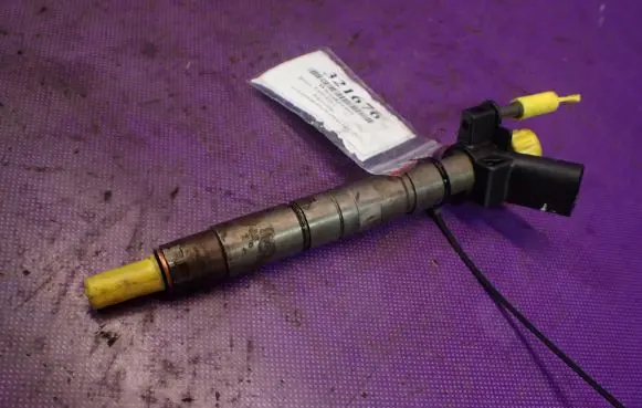 BMW 5 E60 E61 Fuel injector 7797877-05