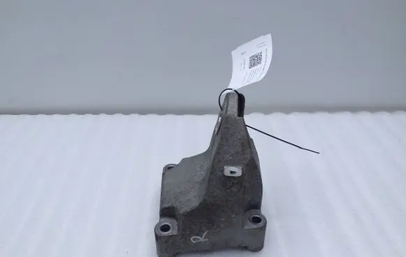 Hyundai Genesis Engine mounting bracket 218152M150