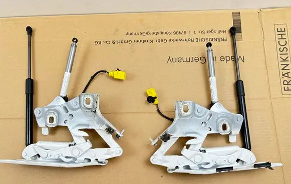 Audi A4 S4 B9 8W Engine bonnet/hood hinges 8W0823823