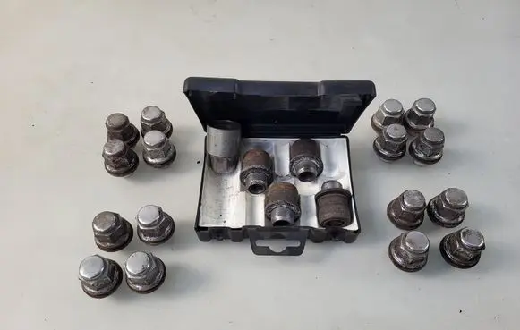 Toyota RAV 4 (XA20) Anti-theft wheel nuts and lock 
