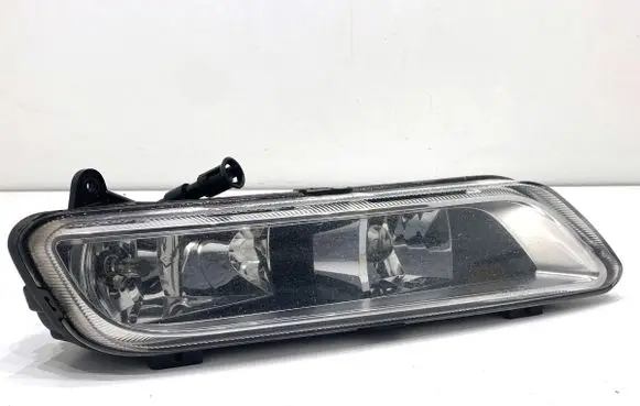 Volkswagen PASSAT B7 Front fog light 17662401