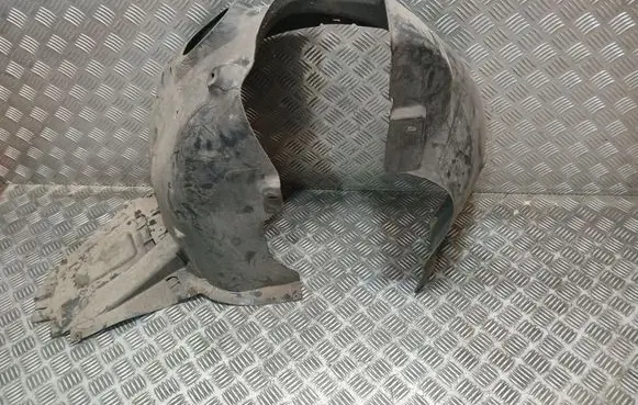 Front wheel arch liner splash guards