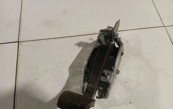 Opel Astra H Brake pedal 