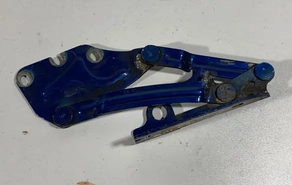 Engine bonnet/hood hinges