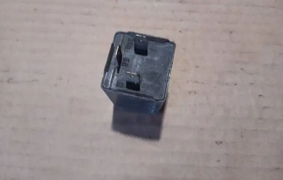 BMW 3 E30 Other relay 00365100