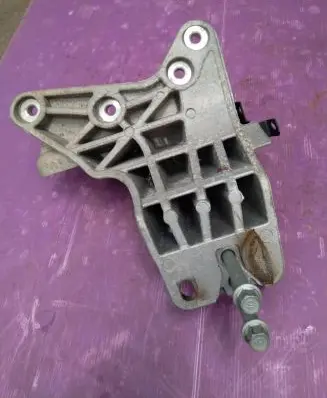 Hyundai Kona I Engine mounting bracket