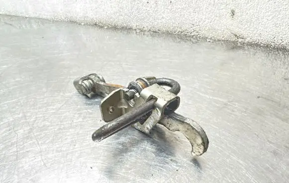 Opel Meriva A Front door check strap stopper 13147255