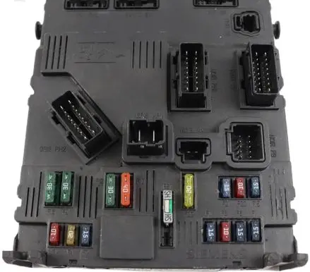 Citroen C4 I Picasso Fuse module 9650584580 S118085320B