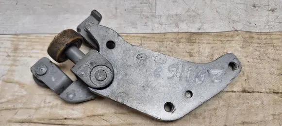 Toyota Previa (XR30, XR40) II Sliding door lower roller guide/hinge 