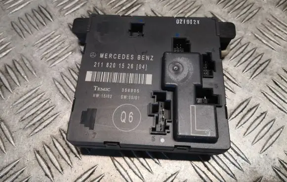 Mercedes-Benz E W211 Door control unit/module 2118201526 A2118201526