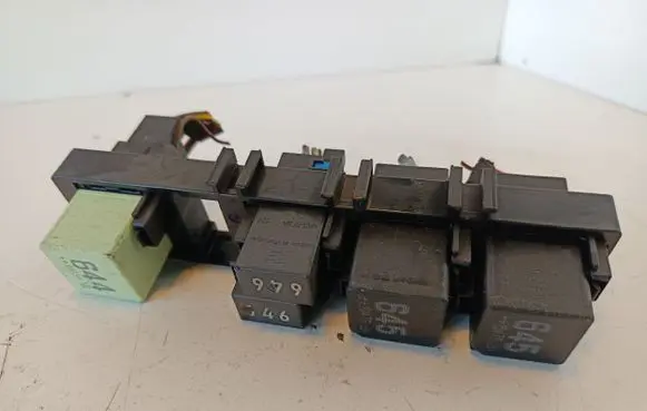 Skoda Octavia Mk2 (1Z) Relay mounting block 7N0937503A