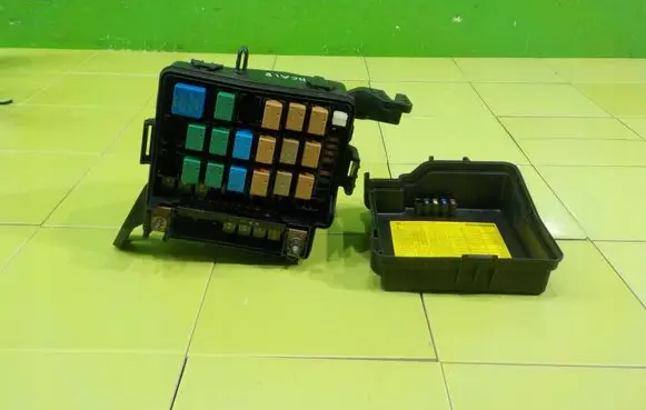 SsangYong Tivoli Fuse box set 8235035330 BEZPIECZNIKOW