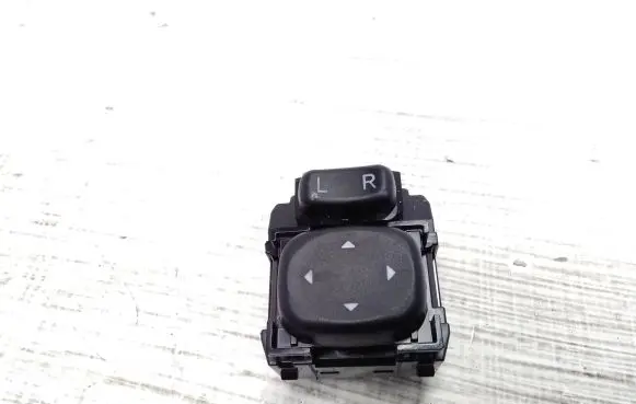 Lexus CT 200H Wing mirror switch 183647