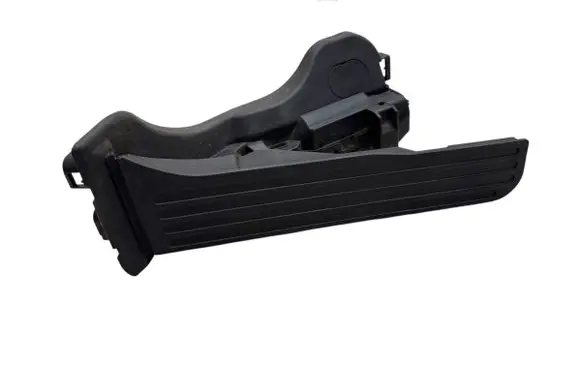 Accelerator throttle pedal