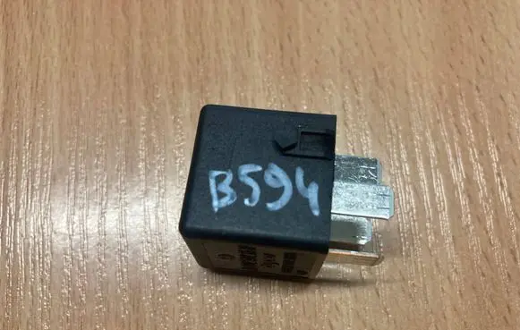 Mercedes-Benz B W245 Other relay A0025421319 V23134B52X336