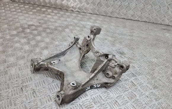 Engine mounting bracket