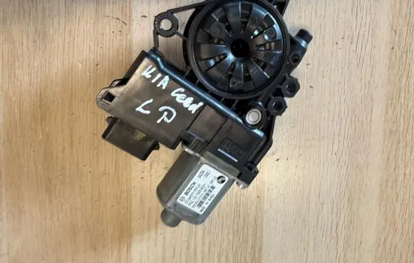 KIA Ceed Front door window regulator motor 82450J7010