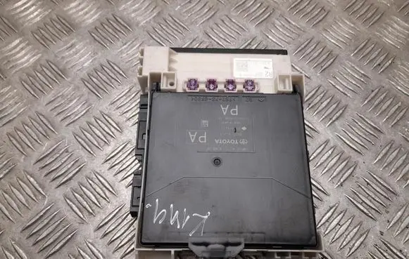 Toyota RAV 4 (XA50) Fuse box set 8273042890