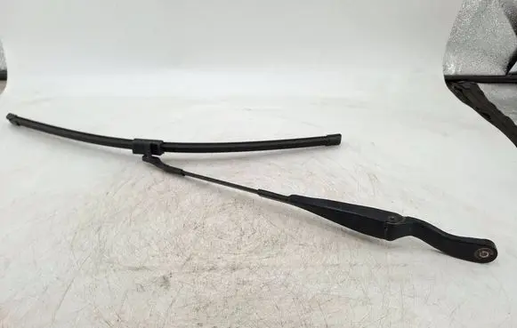 Mercedes-Benz E W211 Front wiper blade arm A2118200344