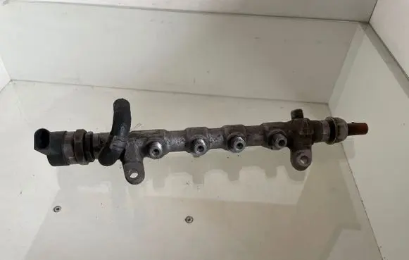 Volkswagen Touran II Fuel main line pipe 03L130089P