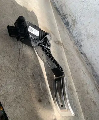 Volkswagen Touran III Accelerator throttle pedal 5Q1723503L 6PV01062183