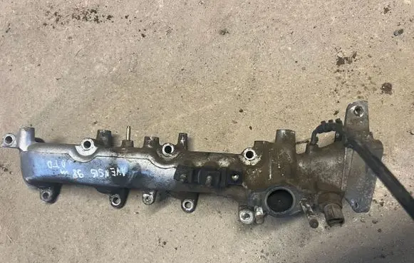 Toyota Avensis T220 Intake manifold