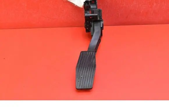 Accelerator throttle pedal