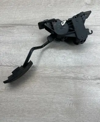 Mitsubishi Grandis Accelerator throttle pedal APM30005 52020126