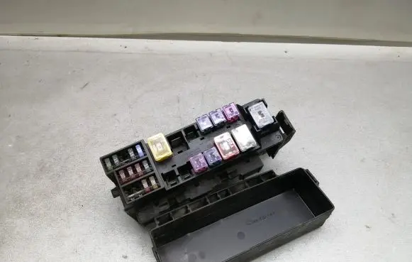 Nissan Primera Fuse module 71545078