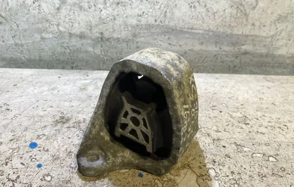 Volvo XC90 Engine mount bracket