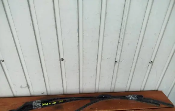 Peugeot 3008 II Front wiper blade arm 97036203
