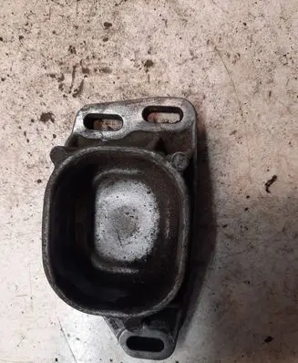 Volkswagen PASSAT B5 Engine mounting bracket 8D0199335Q