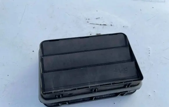 Quarter panel pressure vent