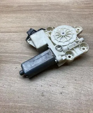 Toyota Avensis T250 Rear door window regulator motor 0130822031 6983005100