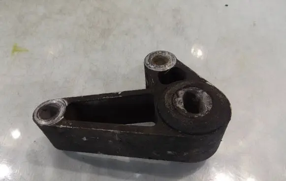 Engine mounting bracket