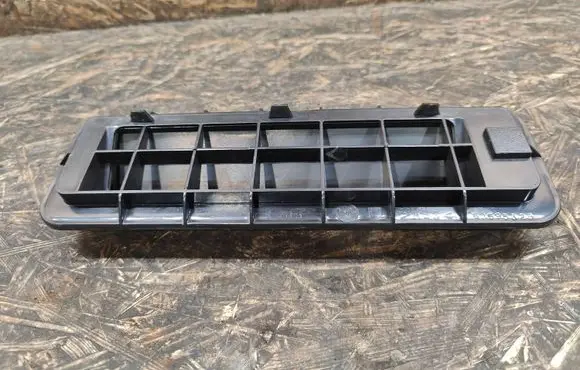 Quarter panel pressure vent