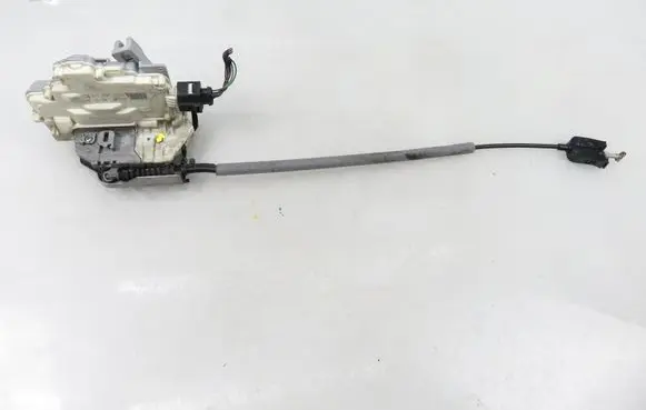 Volkswagen Touareg I Front door lock 8J1837016A
