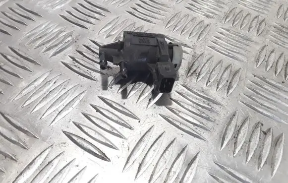 Volkswagen PASSAT B5.5 Vacuum valve 1J0906283