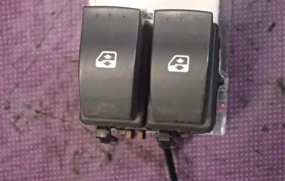 Renault Megane II Quarter vent window switch 015085D