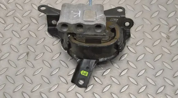 Toyota C-HR I Engine mount bracket