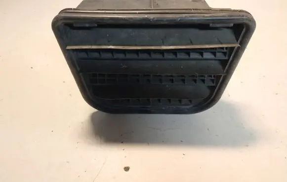 Quarter panel pressure vent