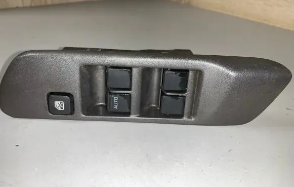Nissan X-Trail T30 Front door window switch trim 80961