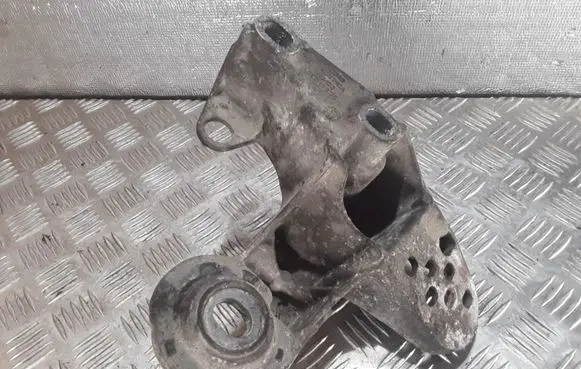Volkswagen PASSAT B5.5 Engine mounting bracket 8E0199351